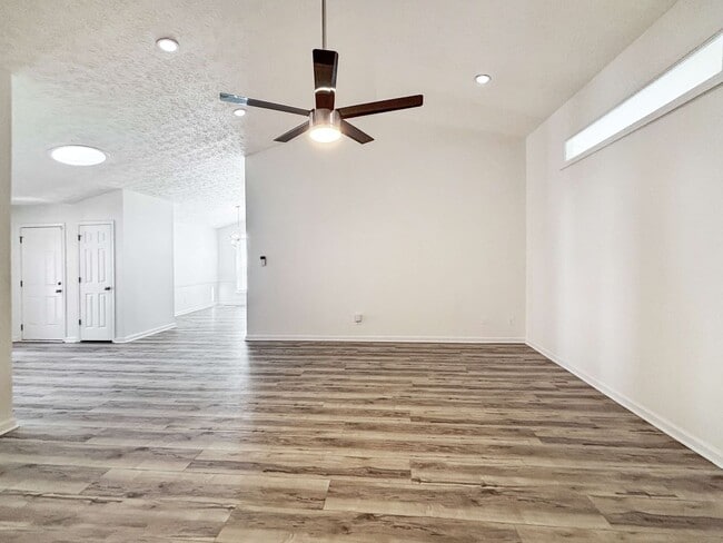 Building Photo - Spacious 5-Bedroom Home Near Lake Acworth!