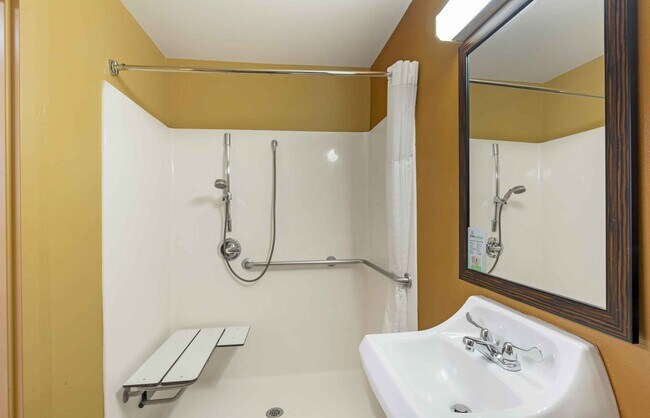 Building Photo - Furnished Studio-Hartford - Meriden
