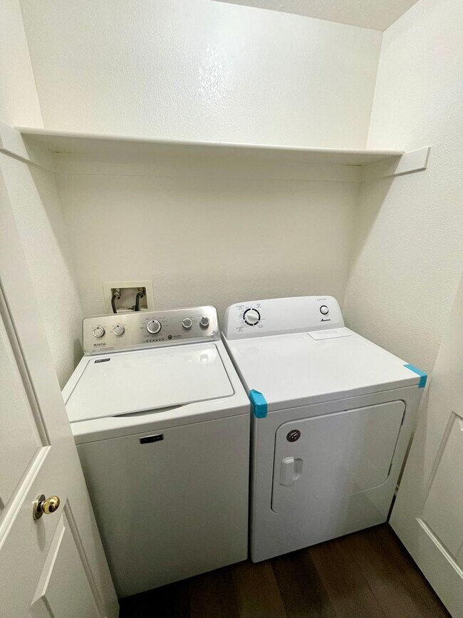 Building Photo - Nice 3 bedroom, 2.5 bathroom home in quiet neighborhood