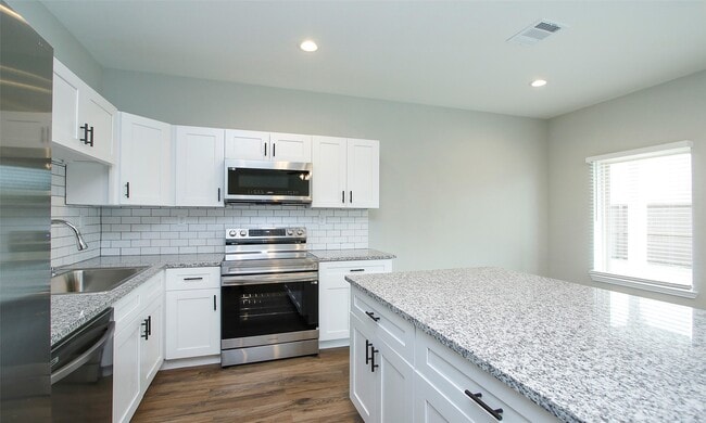 Building Photo - 14010 Longstreet Rd