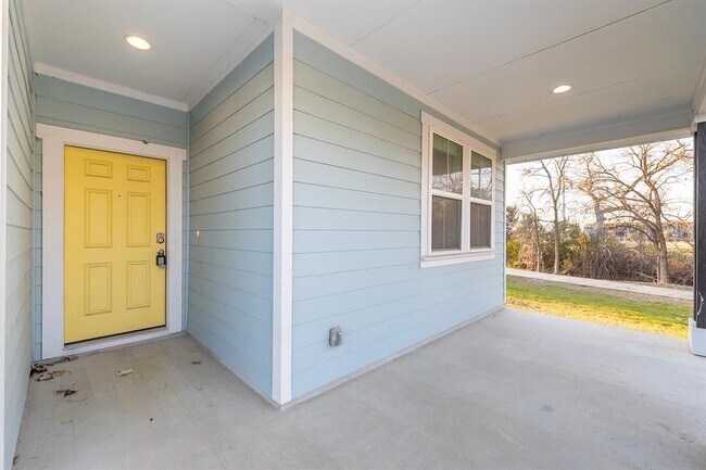 Building Photo - 313 Michaelis Dr