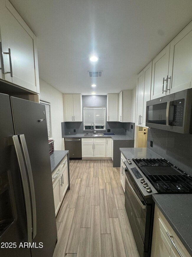 Building Photo - 926 W Moreland St