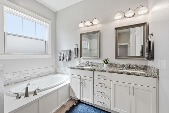 Building Photo - Stunning 4 Bedroom Home with Solar Energy & Private Pool!