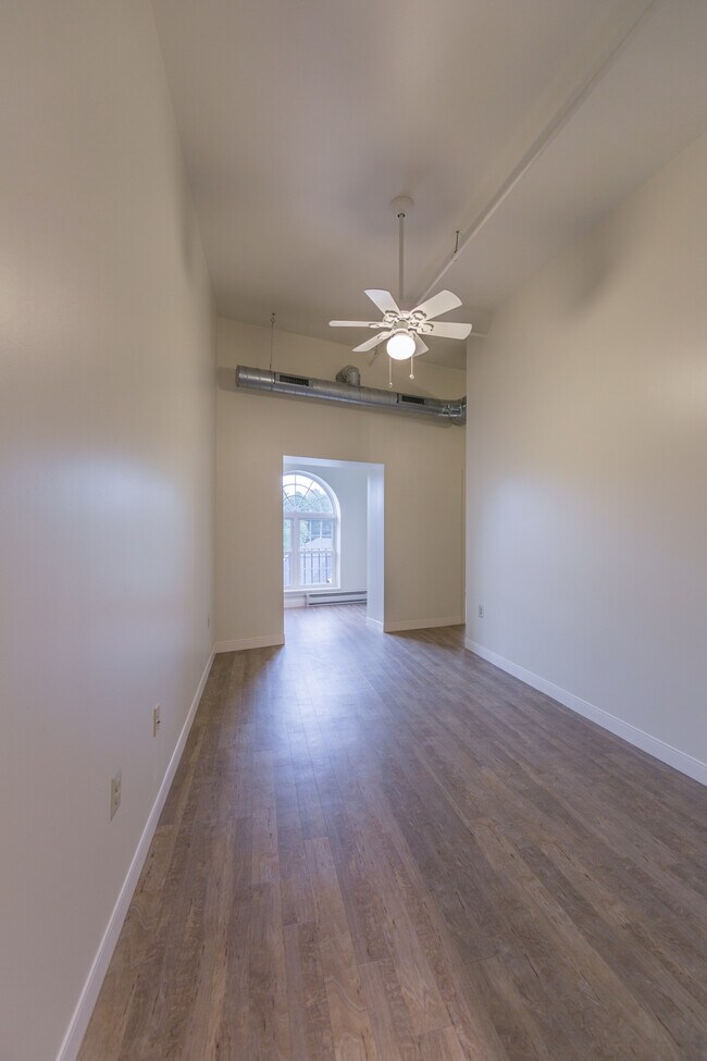 Building Photo - 876 W Lancaster Ave