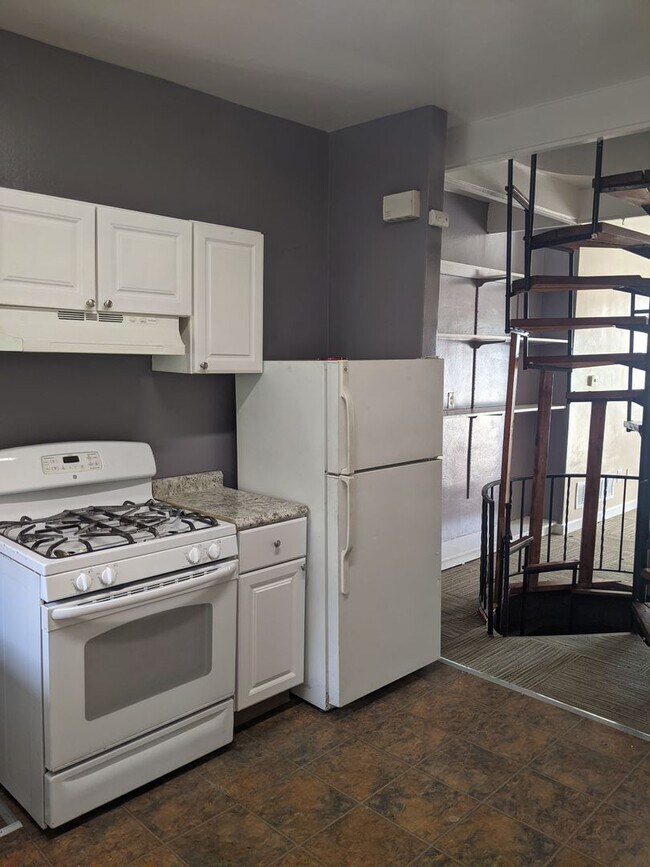 Building Photo - Oakland 2 Bedroom 1 bath house convenient ...