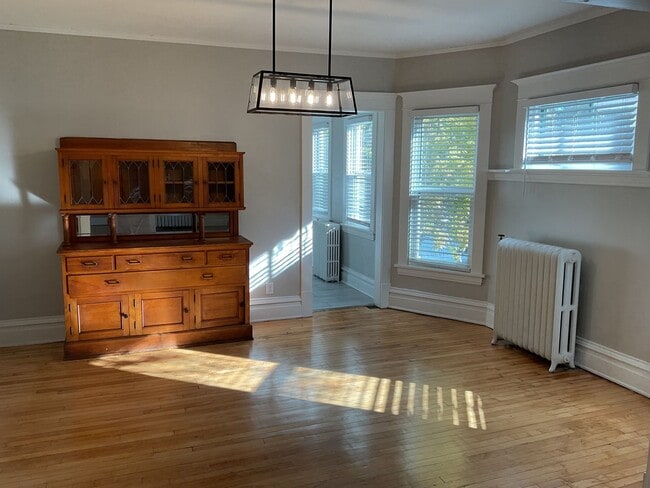Building Photo - Beautifully Updated 4 BR/2 BA Upper-Level Duplex in Minneapolis with 2-Car Garage!