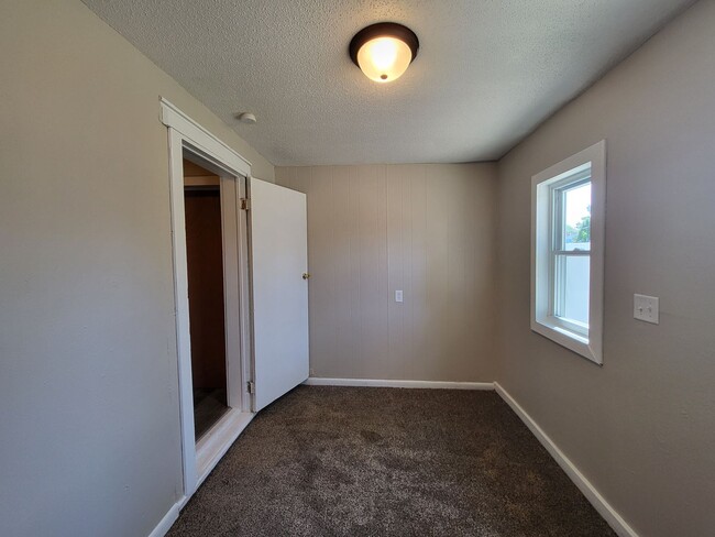 Building Photo - 3 Bedroom, 1 Bathroom Duplex with quick ac...