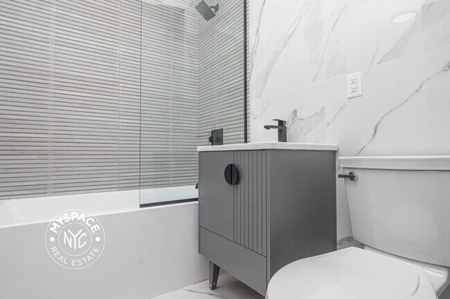 Building Photo - 52 Monitor St