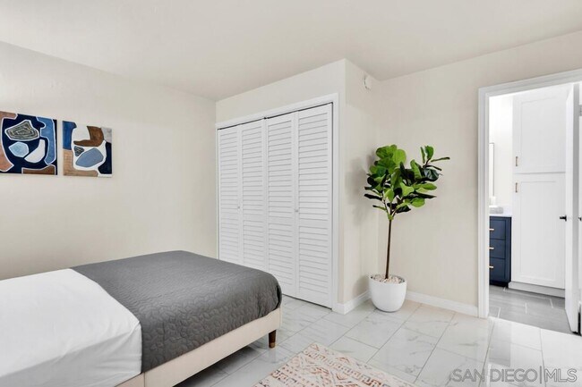 Building Photo - 2600 Torrey Pines Rd