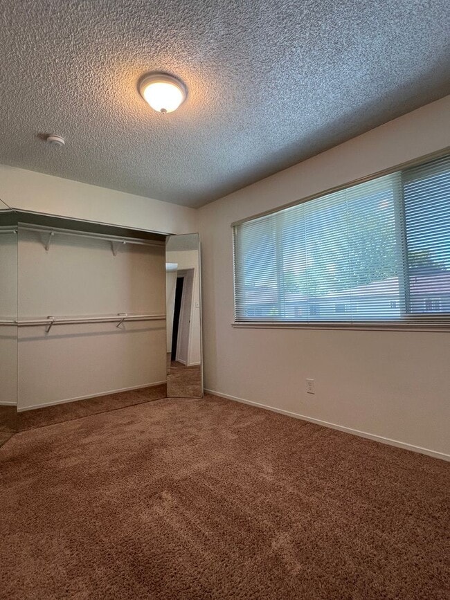 Building Photo - UPSTAIRS 2 BED UNIT IN ROSEVILLE!!