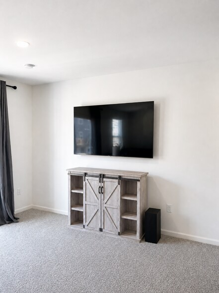 Building Photo - 1475 Yosemite Way