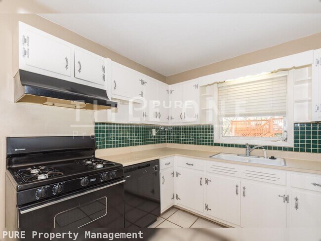 Building Photo - Price Drop Alert!   3 bed 1/5bath Home. Available Now!