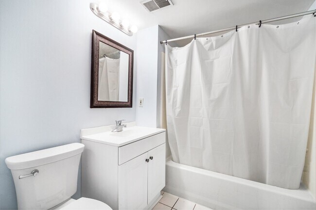 Building Photo - 153 Riveredge Dr