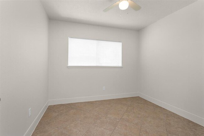 Building Photo - 9810 Kiwi Ln