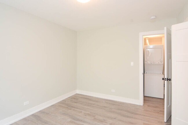 Building Photo - 533 W Surf St