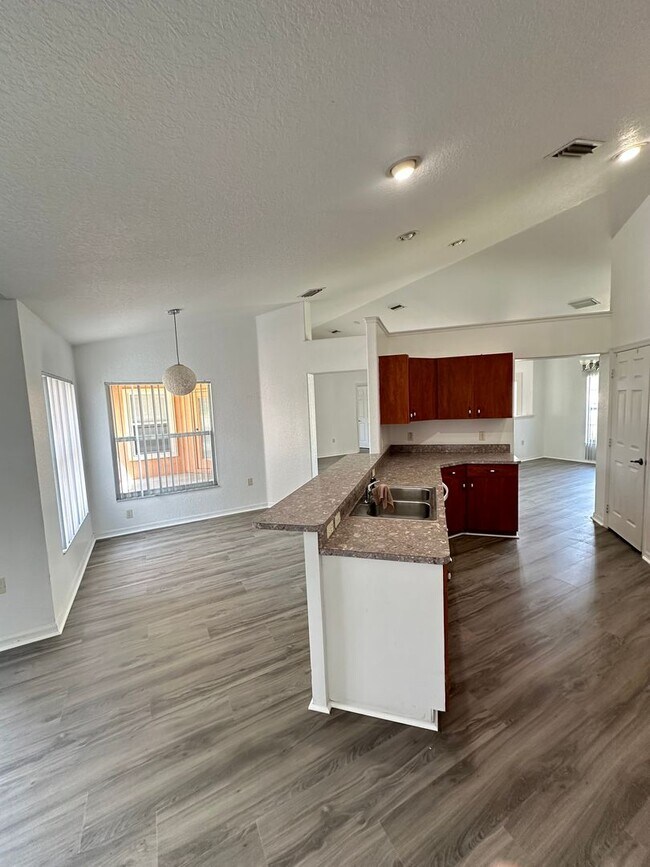 Building Photo - GREAT LOCATION! Four bedrooms, 3 Baths, Family Room