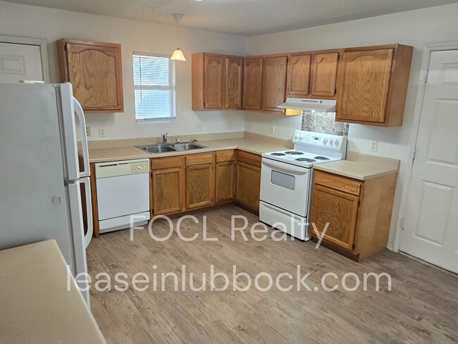 Building Photo - 2 bedroom, 2 bath, 1 car garage