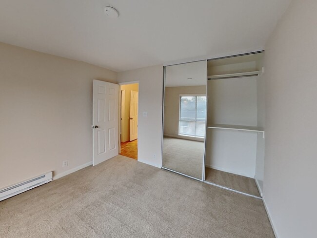 Building Photo - Upstairs Corner Unit 2/1.5 Condo Available Now!