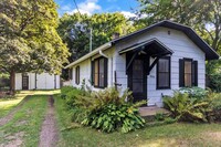 Building Photo - Two Bedroom Home in Kalamazoo