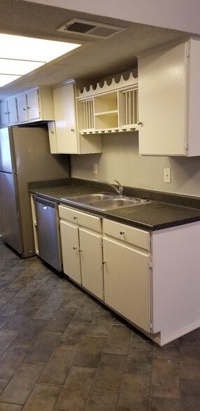 Building Photo - 1002 Quebec Dr