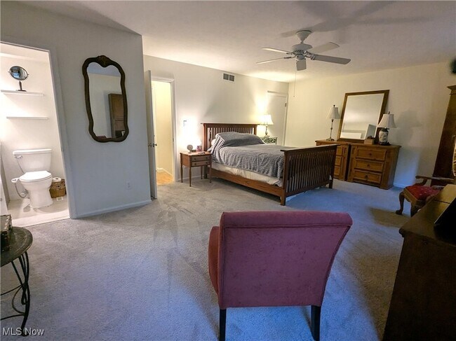 Building Photo - 14 E Carriage Dr