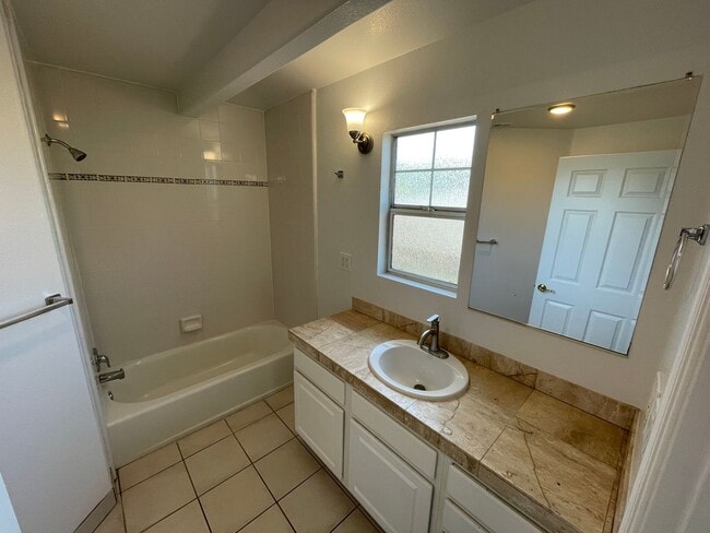 Building Photo - 4527 Hollister Ave