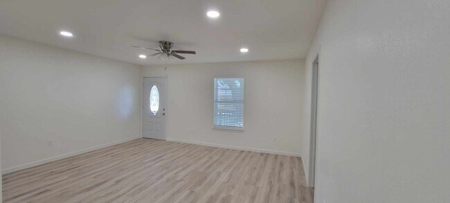 Building Photo - 7409 Valeda Dr