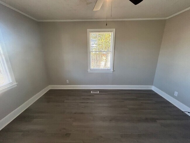 Building Photo - 803 Center St