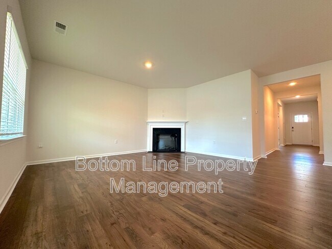 Building Photo - 211 Dogwood Crk Dr