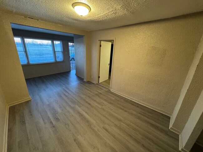 Building Photo - House 2BR/2BA