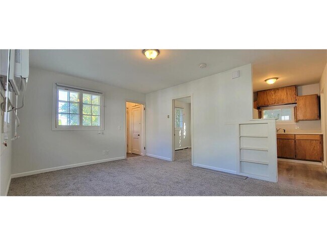 Building Photo - 2335 Hemlock Ln N