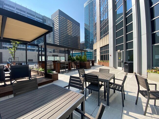 Building Photo - 512 N McClurg Ct