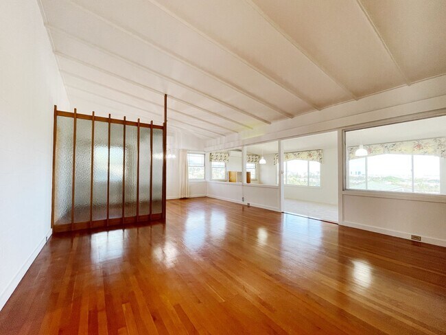 Building Photo - Panoramic Views from Executive Home near Tripler & Kaiser Hospitals
