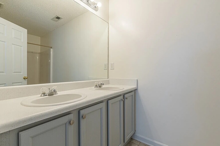 Building Photo - Room in Condo on Ginnis Rd