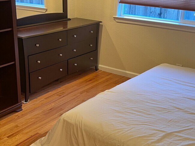 Building Photo - FURNISHED SHORT TERM 6 MONTH MINIMUM STAY