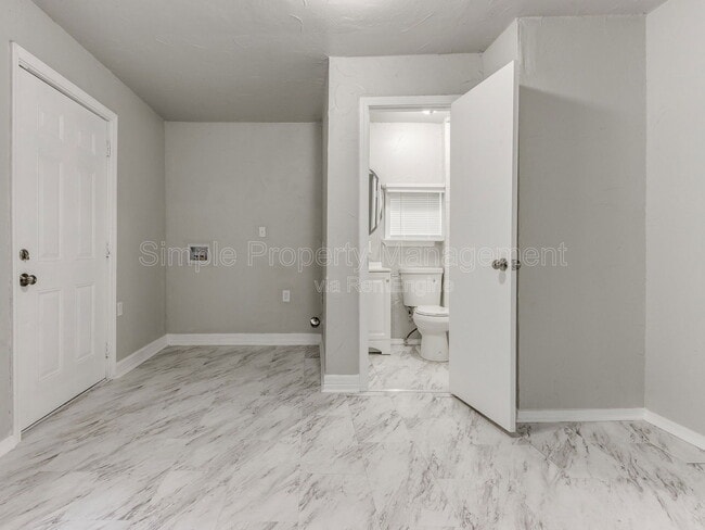 Building Photo - 1800 Hampton Rd