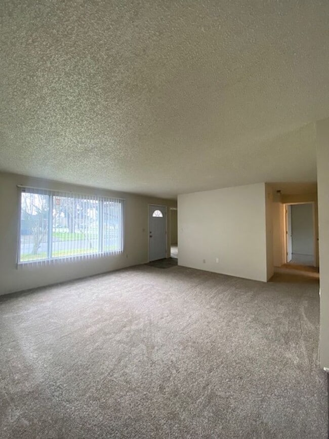 Building Photo - Must See Lebanon Home!