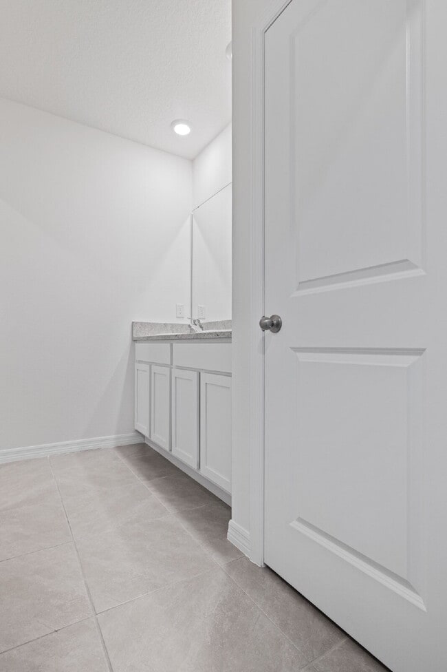 Building Photo - "Spacious 5-Bedroom Retreat with 3 Full Baths in Epperson Lagoon Wesley Chapel – 2,601 Sq. Ft. of...