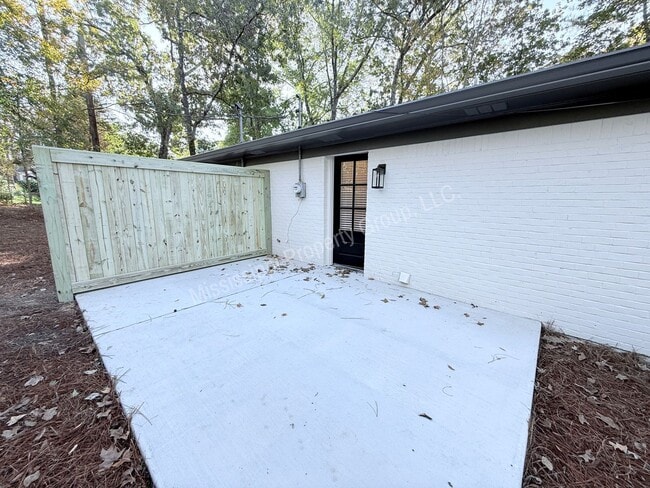 Building Photo - Renovated 2BR/1BA For Rent