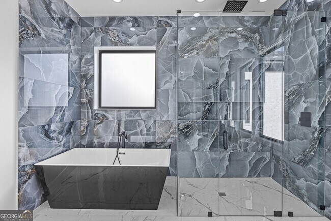 Building Photo - 555 Versailles Dr