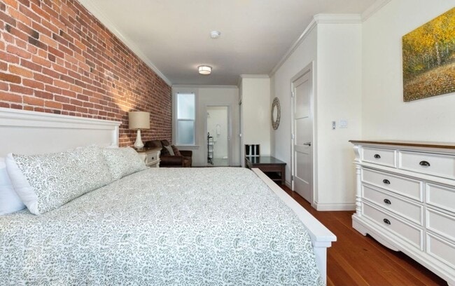 Building Photo - 4 bedroom 2 bath home