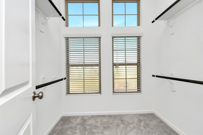 Building Photo - 5535 Holly Haven Ct