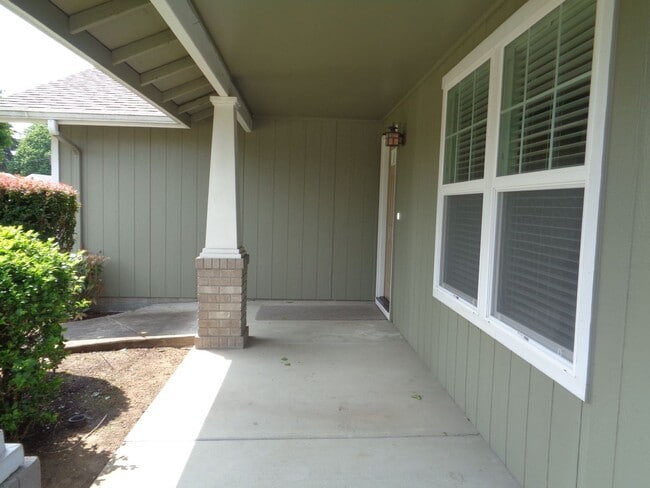 Building Photo - 3 Bedroom on Dead End Street!!