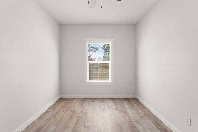 Building Photo - 2566 Oak St