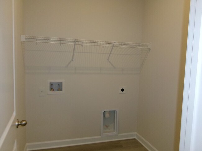 Building Photo - Spacious 4 bedroom home located in Clear Pond