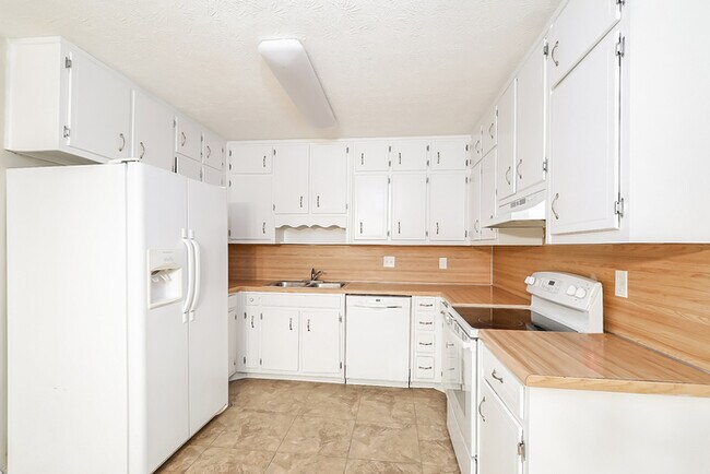 Building Photo - Roomy 3BR 1.5 spacious duplex to lease!