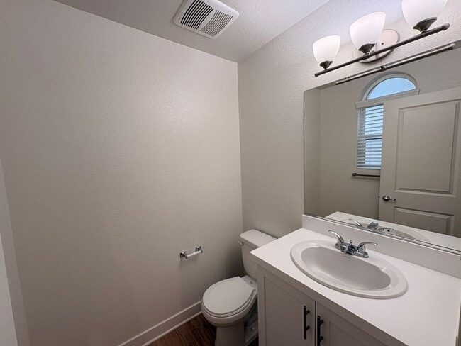 Building Photo - 2 Bed, 2.5 Bath in Anaheim!