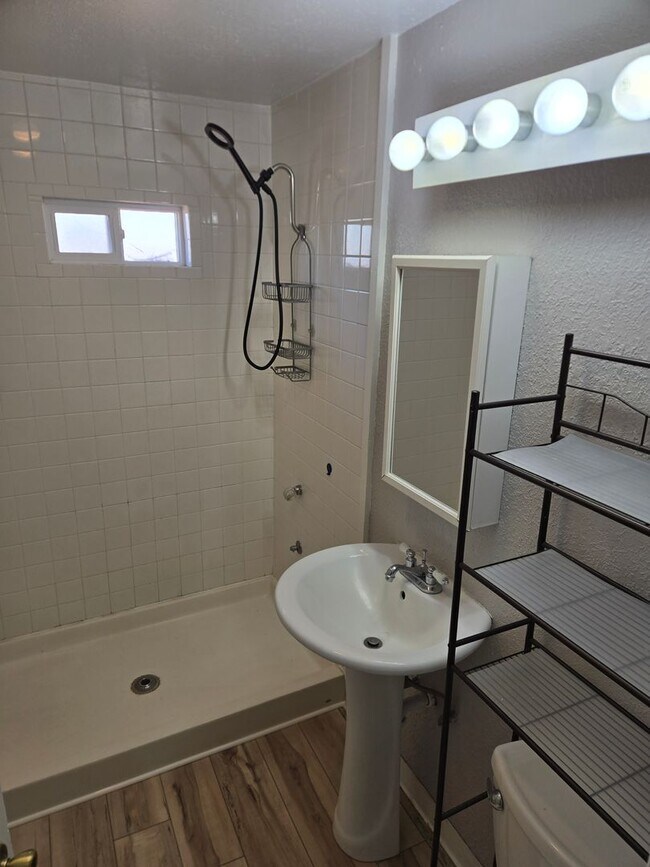 Building Photo - House with Primary Suite