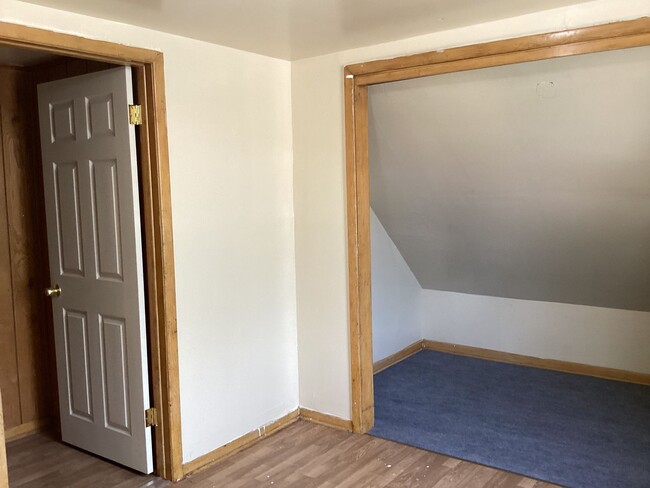 Building Photo - 3 Bedroom Single Family Home with Off stre...