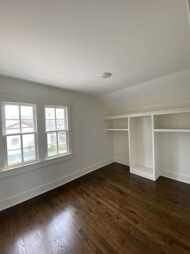 Building Photo - Charming 5 Bed, 3 Bath Home in the Heart o...